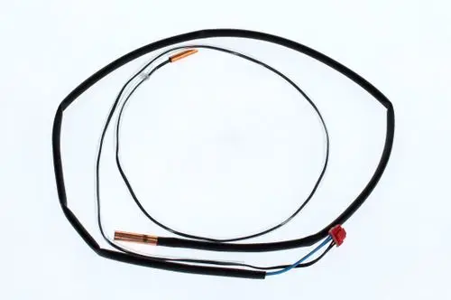 Temperaturfühler von Bosch mit mehreren Kabeln und einer Kupferöse. Die Kabel sind isoliert und in unterschiedlichen Farben.